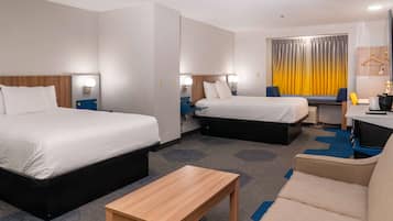 Suite estudio Deluxe, 2 camas Queen size, para no fumadores (No Pets) | Camas con pillow-top, caja de seguridad en la habitación y escritorio