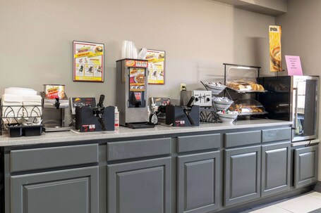 Microtel Inn Suites by Wyndham Pigeon Forge - Image 9