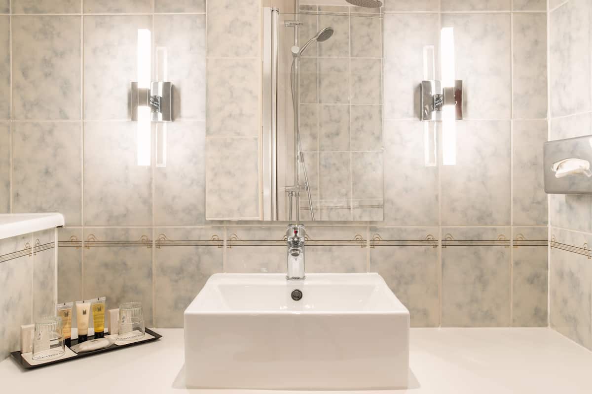 Zimmersafe, Verdunkelungsvorhänge, schallisolierte Zimmer