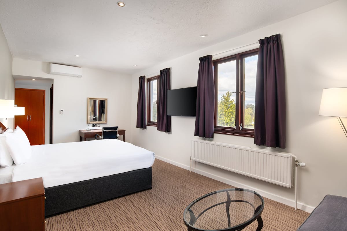 Zimmersafe, Verdunkelungsvorhänge, schallisolierte Zimmer