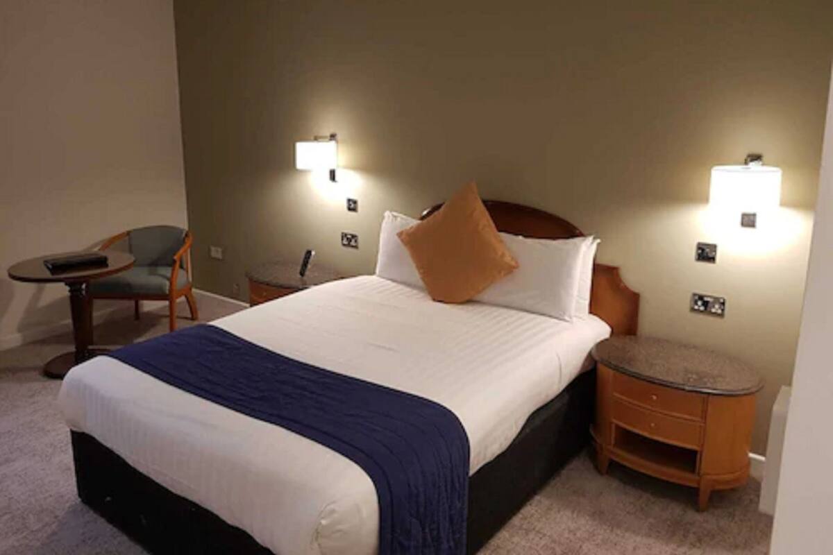 Standard Double Room | In-room safe, blackout drapes, soundproofing, iron/ironing board