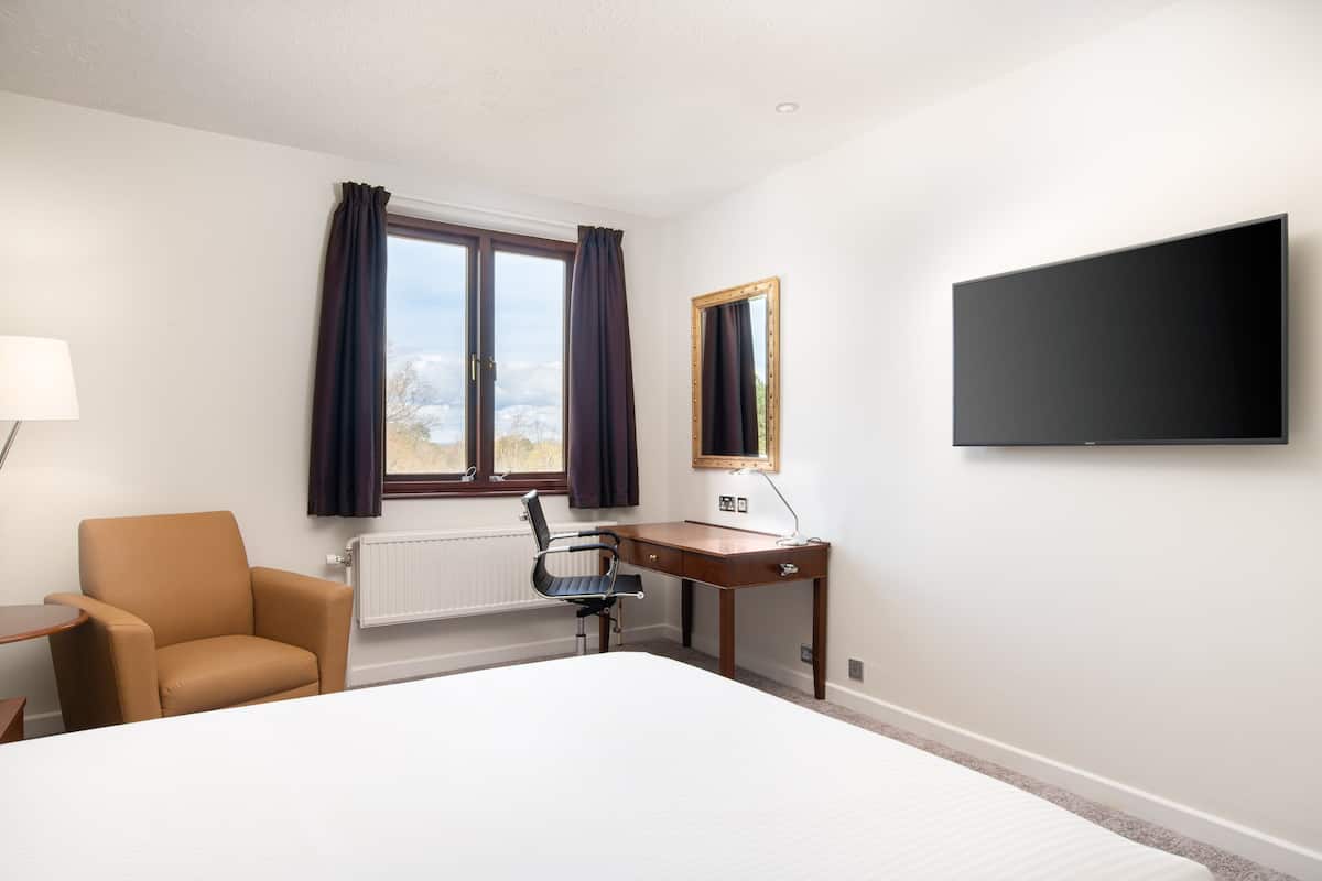 Zimmersafe, Verdunkelungsvorhänge, schallisolierte Zimmer