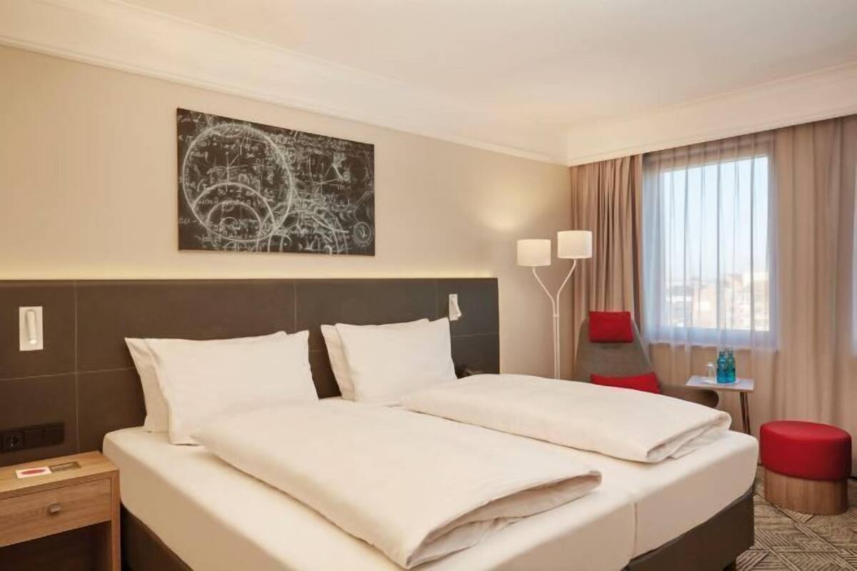 Hypo-allergenic bedding available, in-room safe, desk, blackout drapes
