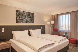 Hypo-allergenic bedding, in-room safe, desk, blackout drapes