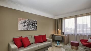 Junior Suite | Hypo-allergenic bedding, in-room safe, desk, blackout drapes