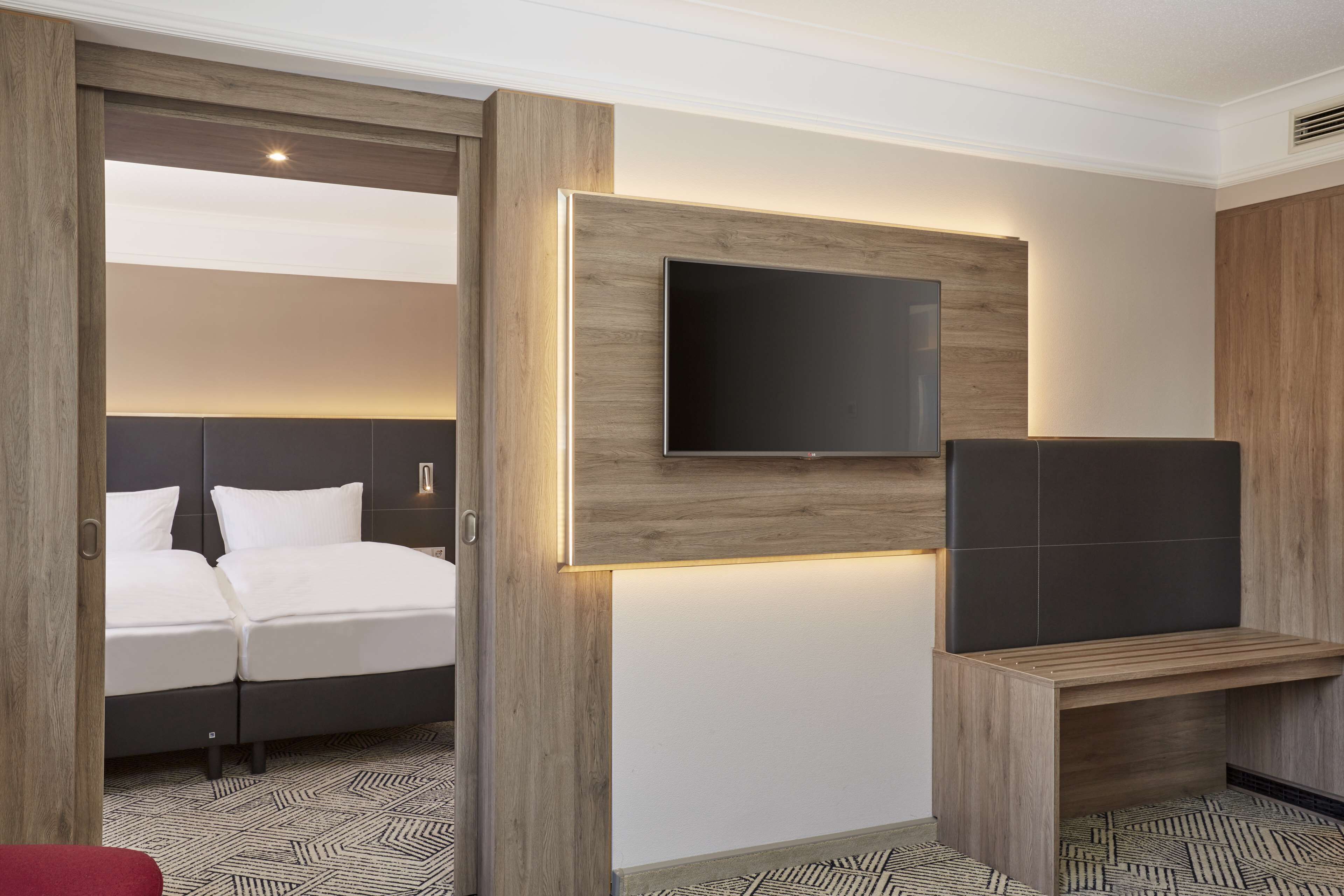 Hypo-allergenic bedding, in-room safe, desk, blackout curtains