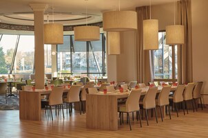 2 restaurantes; se sirve desayuno, cena y brunch; cocina mediterránea