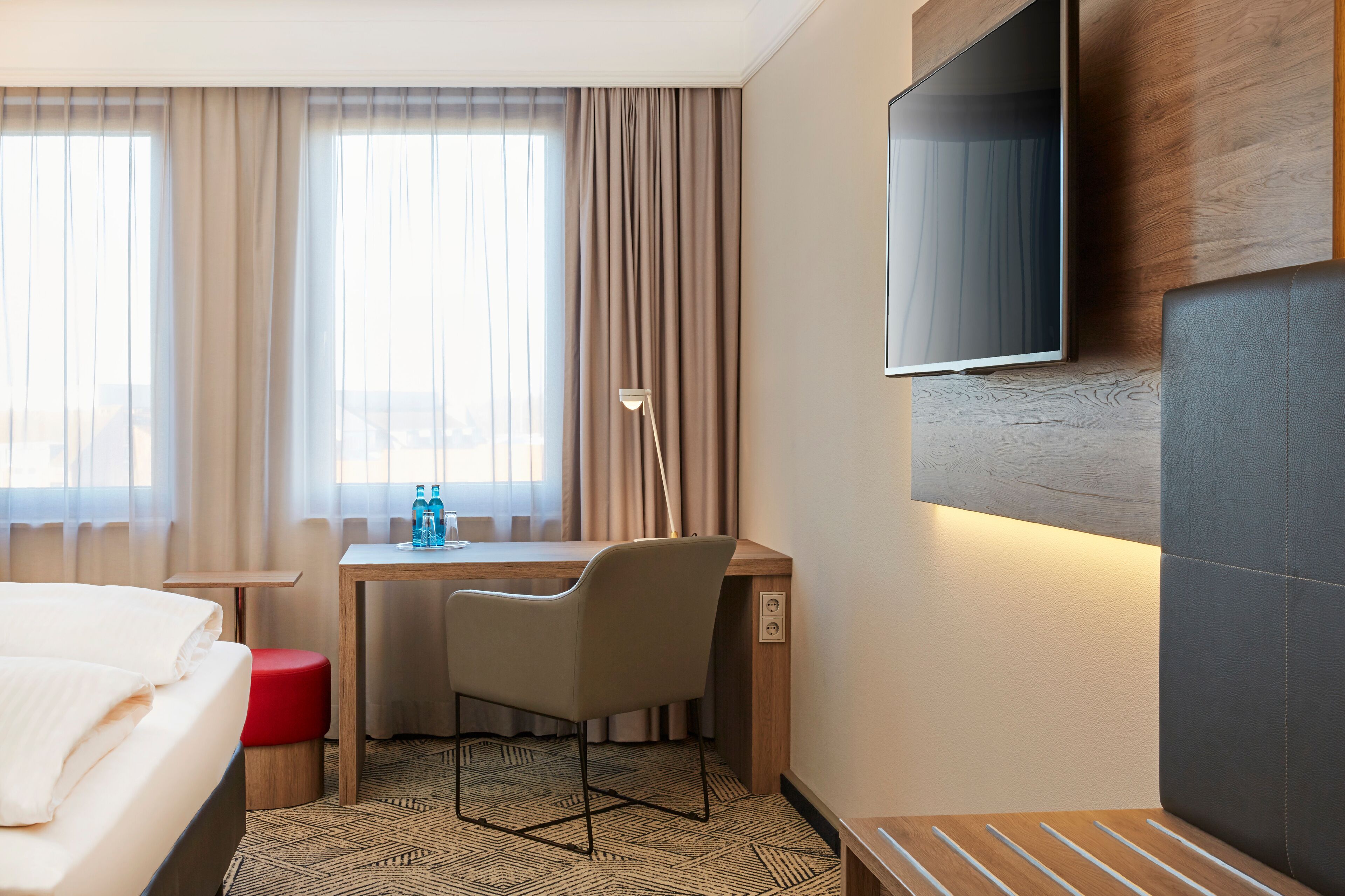 business double room, 1 double bed | hypo-allergenic bedding, in-room safe, desk, blackout curtains