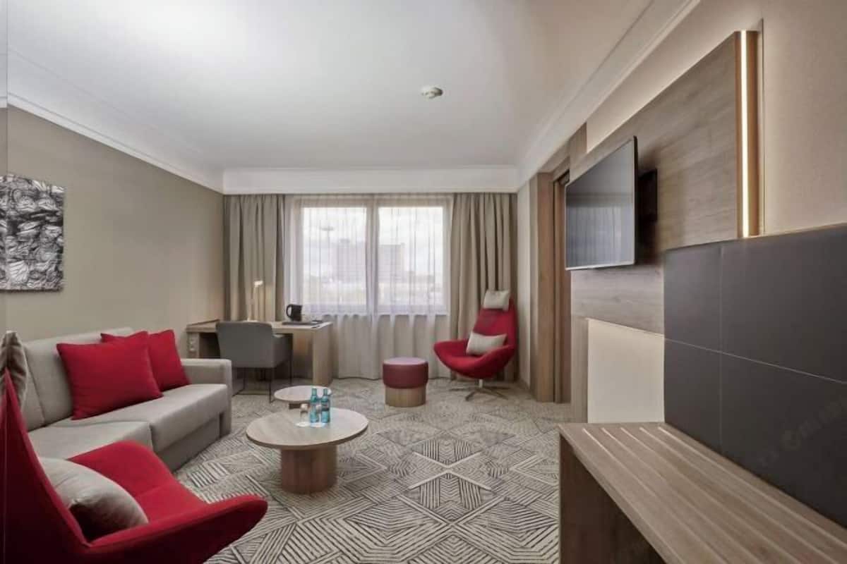 Living area | Flat-screen TV, pay movies