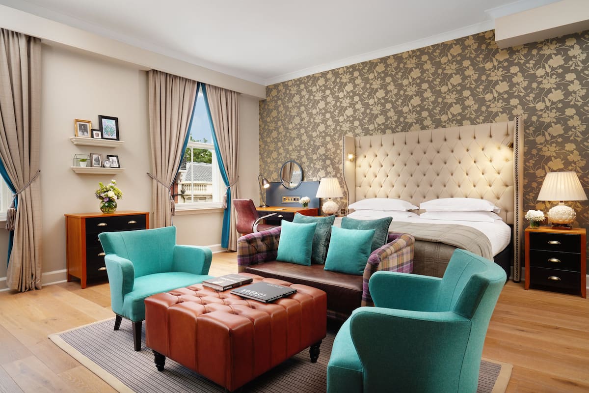 Junior Suite | Hypo-allergenic bedding, in-room safe, individually decorated