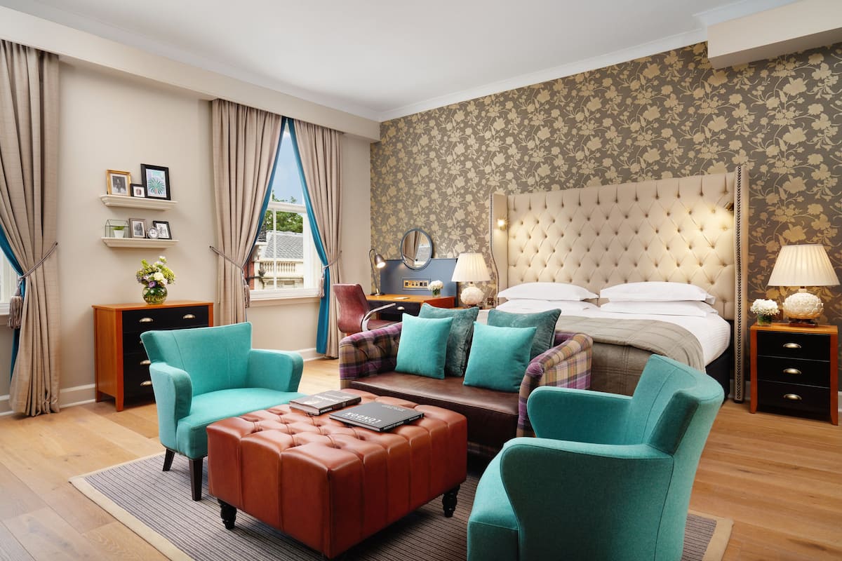 Junior Suite | Hypo-allergenic bedding, in-room safe, individually decorated