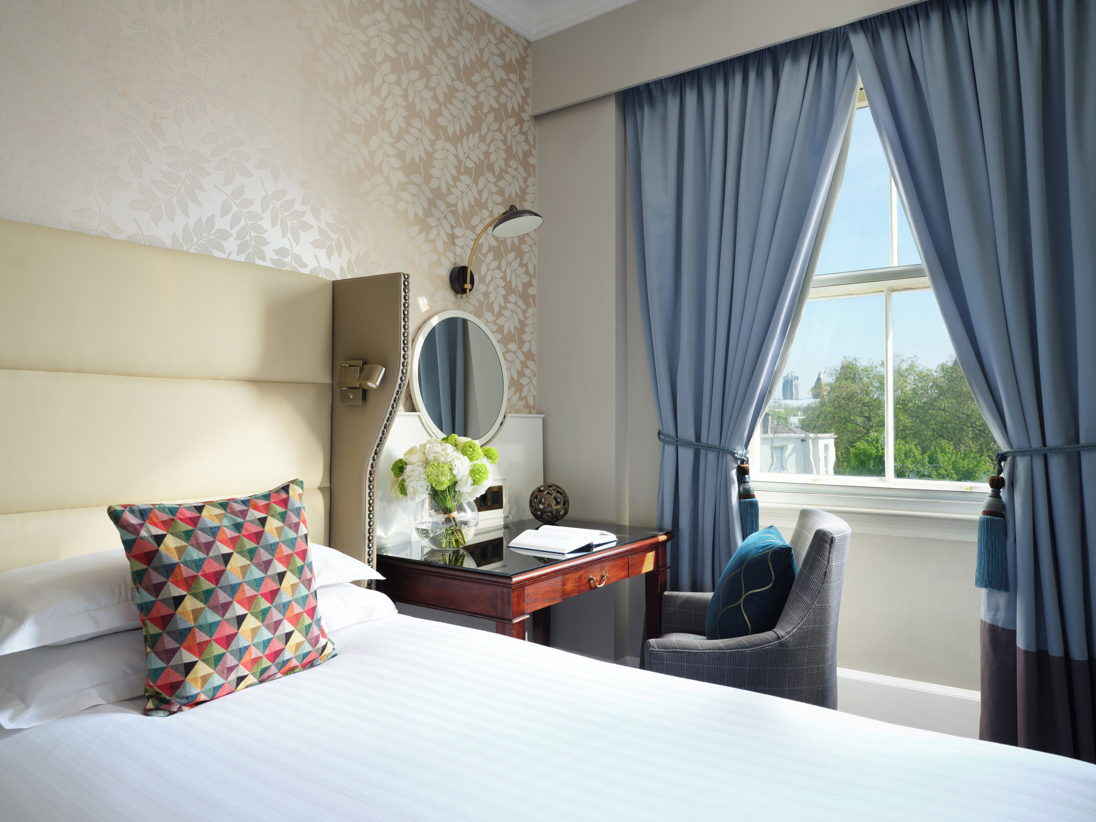 Chambre Double (Small Double Bed) | Literie hypoallergénique, matelas mémoire de forme