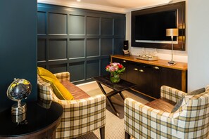 Junior Suite | Hypo-allergenic bedding, in-room safe, individually decorated