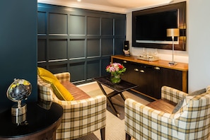 Junior Suite | Hypo-allergenic bedding, in-room safe, individually decorated