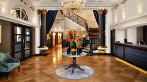 A grand lobby with a chandelier, a reception desk, and a staircase. - The Bailey's Hotel London Kensington (London)