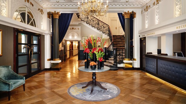 A grand lobby with a chandelier, a reception desk, and a staircase. - The Bailey's Hotel London Kensington (London)