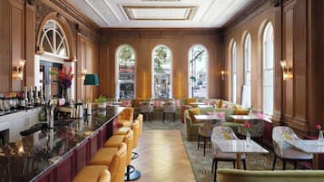 2 nhà hàng, phục vụ bữa sáng, bữa trưa, bữa tối, món Á