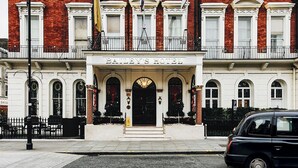 A multi-story hotel with a classic facade, featuring a prominent entrance with a black door and a sign reading "Bailey's Hotel". - The Bailey's Hotel London Kensington (London)