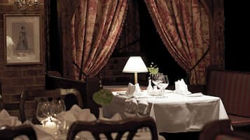 2 restauranter, frokost, lunsj og middag serveres, britiske retter