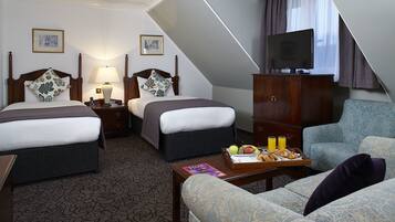 Chambre supérieure double ou avec lits jumeaux | Salle de bain | Ensemble baignoire-douche, articles de toilette (gratuits)