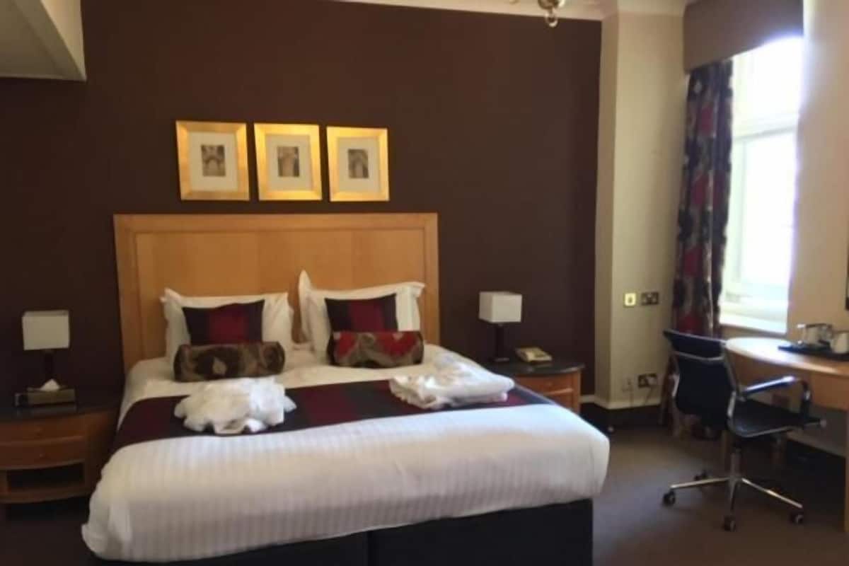 Studiosuite | Safe på rommet, skrivebord og skrivebord for bærbar PC