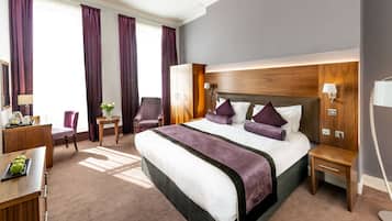 Studio Suite | Brankas, meja kerja, ruang kerja ramah laptop, dan tirai kedap cahaya