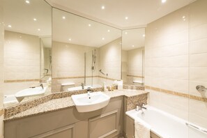 Combined shower/tub, eco-friendly toiletries, hair dryer, towels - Copthorne Hotel Aberdeen (Aberdeen)