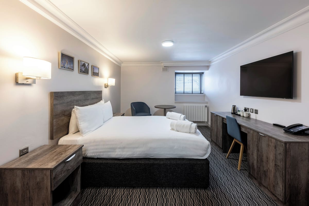 Standard Double Room | Hypo-allergenic bedding, in-room safe, desk, iron/ironing board