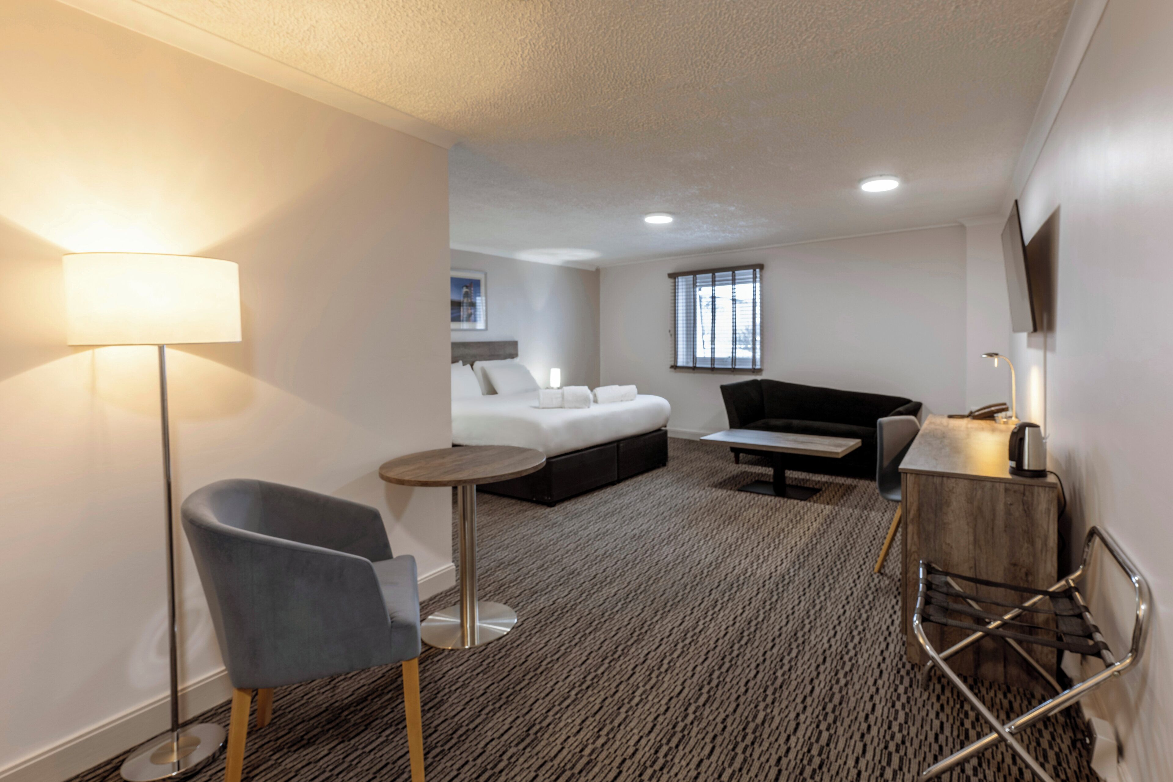 Ropa de cama hipoalergénica y caja de seguridad en la habitación 