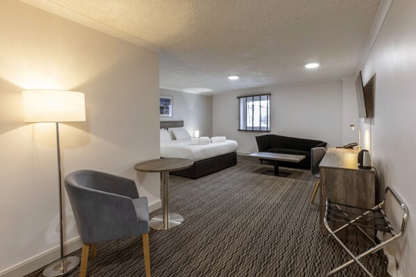 Dobbeltrom – standard | Safe på rommet, skrivebord, strykejern/-brett og barnesenger