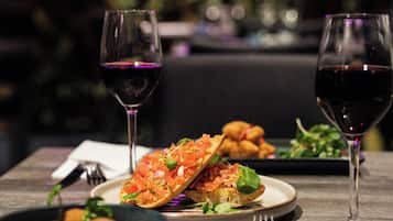 حيث تُقدم وجبات الإفطار، الغداء، العشاء، الأطباق العالمية