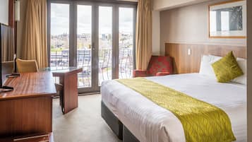 Superior kamer, 1 kingsize bed, uitzicht op haven | Een kluis op de kamer, een bureau, verduisterende gordijnen