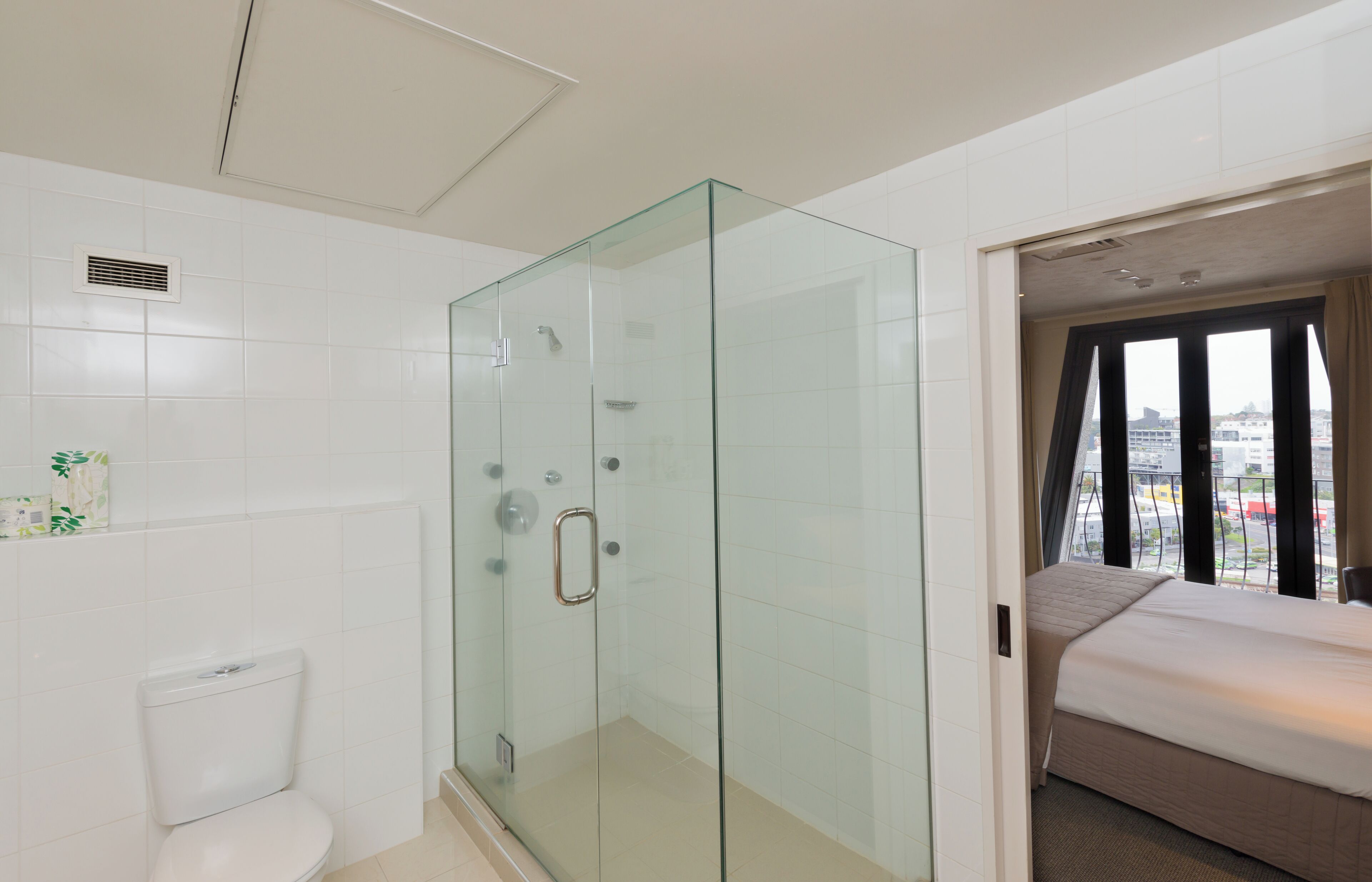 Junior suite | Badkamer | Een douche, milieuvriendelijke toiletartikelen, een haardroger