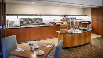 بوفيه فطور يوميًا بتكلفة قدرها (35.00 NZD للشخص)