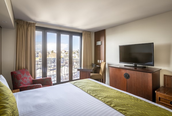 Superior-rum - 1 kingsize-säng | Värdeförvaringsskåp på rummet, skrivbord och mörkläggningsgardiner