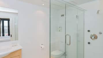 Junior-suite | Badeværelse | Bruser, miljøvenlige toiletartikler, hårtørrer, håndklæder