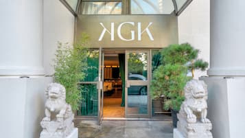 2 restaurantes; se sirve desayuno, almuerzo y cena; cocina internacional