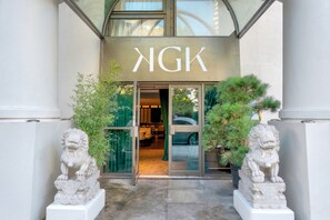 2 restaurants, servant le déjeuner et le dîner; cuisine internationale