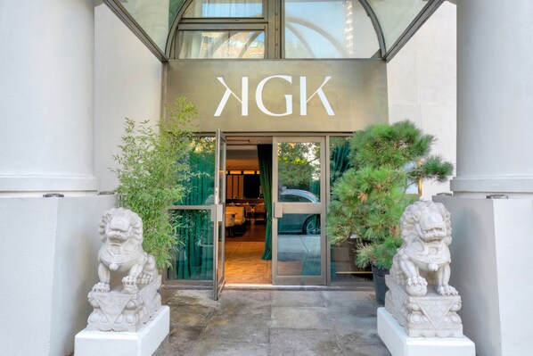 2 restoran, melayani sarapan, makan siang; sajian masakan internasional