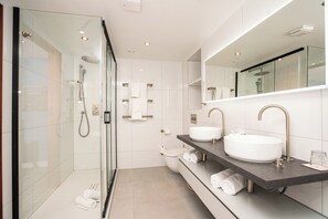 Minibar, in-room safe, desk, iron/ironing board