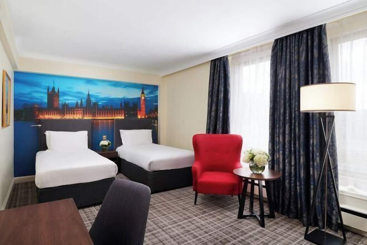 Minibar, in-room safe, desk, iron/ironing board
