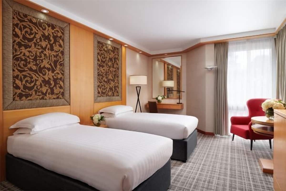 Minibar, in-room safe, desk, iron/ironing board