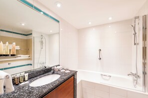Combined shower/bathtub, eco-friendly toiletries, hair dryer, towels - Millennium Hotel and Conference Centre Gloucester London (London)
