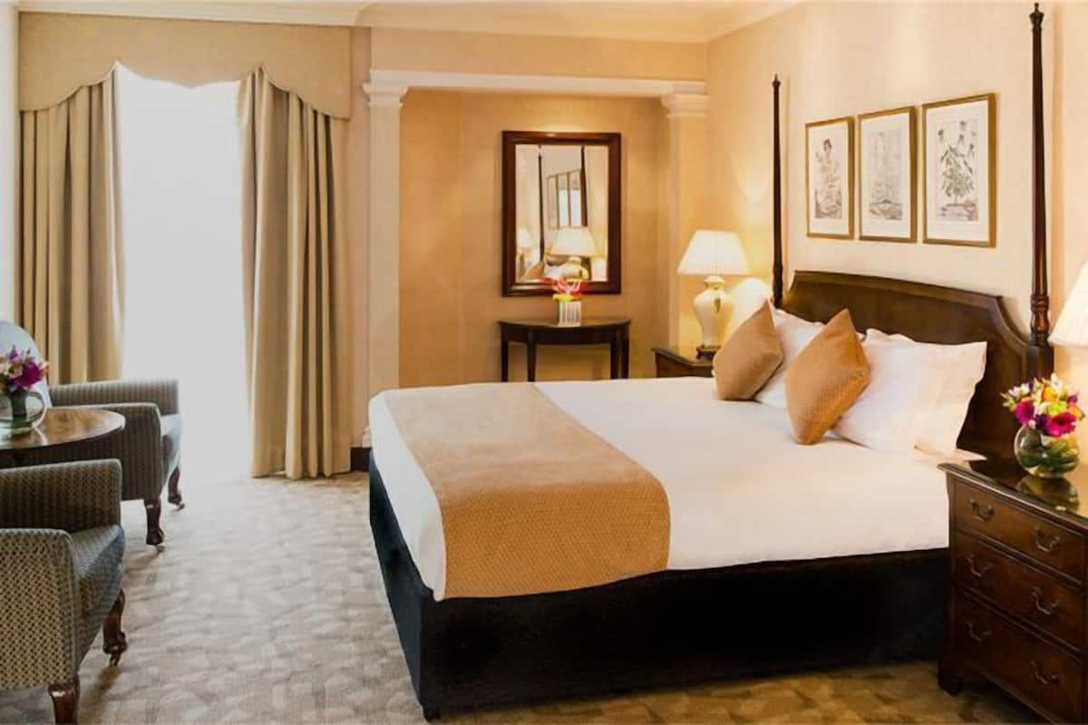 Minibar, in-room safe, desk, iron/ironing board