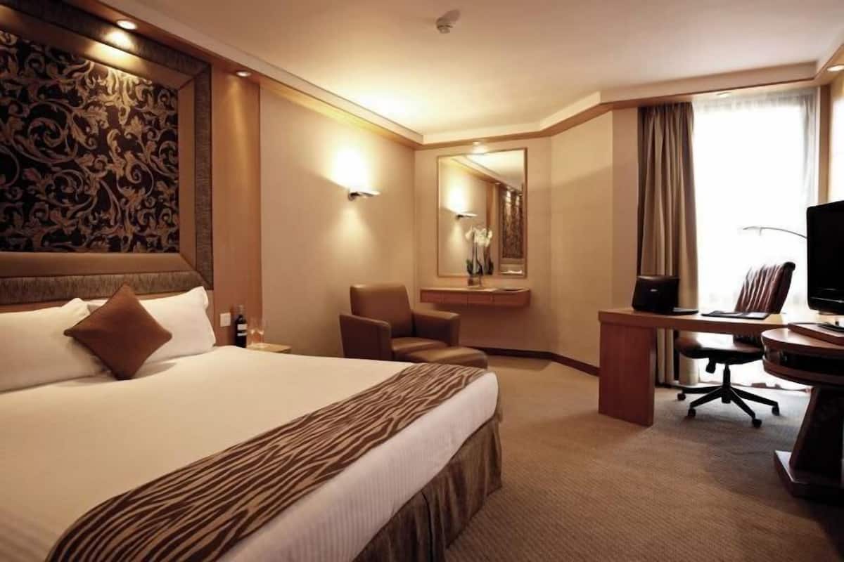 Minibar, in-room safe, desk, iron/ironing board