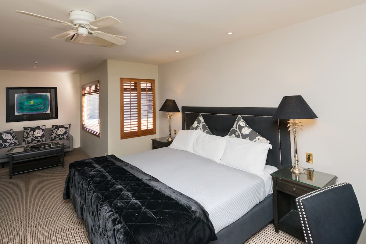 Premium bedding, in-room safe, individually furnished, desk