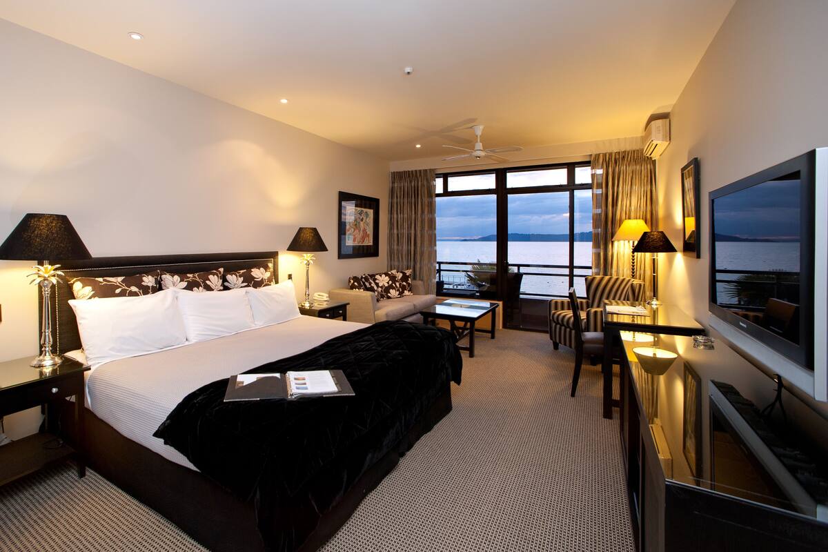 junior suite king with lake view | 1 bedroom, premium bedding, in-room safe, individually furnished