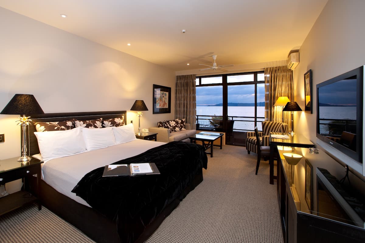 Junior Suite King with Lake View