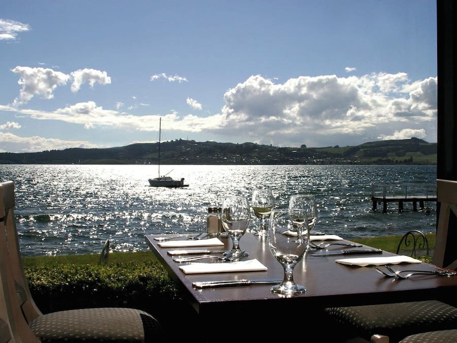 Serveert ontbijt, lunch, diner, lokale gerechten, strandzicht