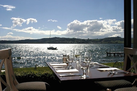 Se sirven desayunos y almuerzos; cocina local; con vista a la playa. Millennium Hotel and Resort Manuels Taupō